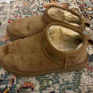 Chestnut UGGS Size 7W